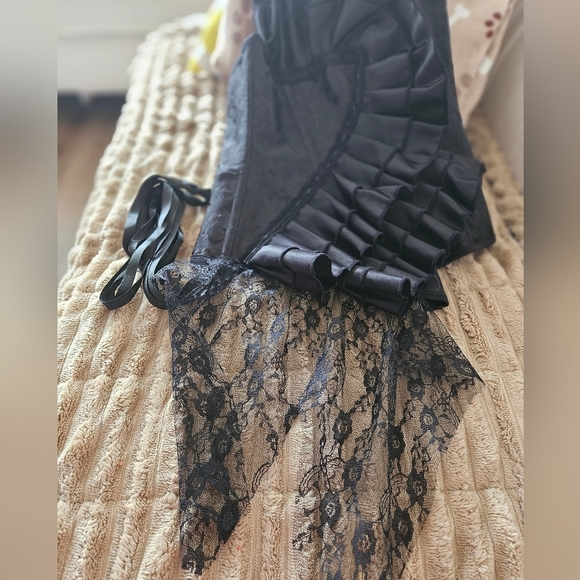 Elegant Black Lace Corset - Picture 1 of 3